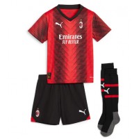 Camisa de Futebol AC Milan Fikayo Tomori #23 Equipamento Principal Infantil 2023-24 Manga Curta (+ Calças curtas)